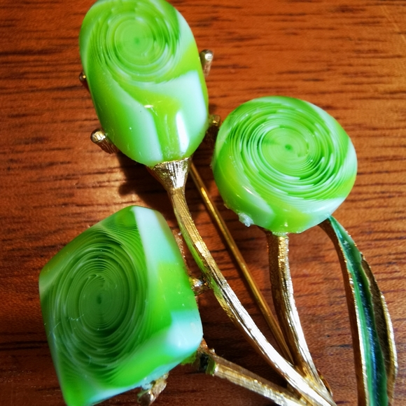 Gold Tone and Green Swirl Acrylic Floral Brooch - Picture 2 of 13